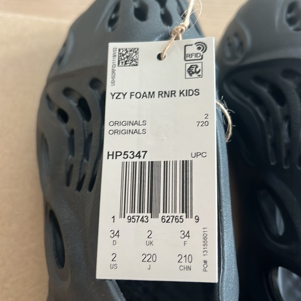 Yeezy Adidas Foam Runner Kids Originals size 2 Coal Grey Black BNIB - Picture 4 of 4
